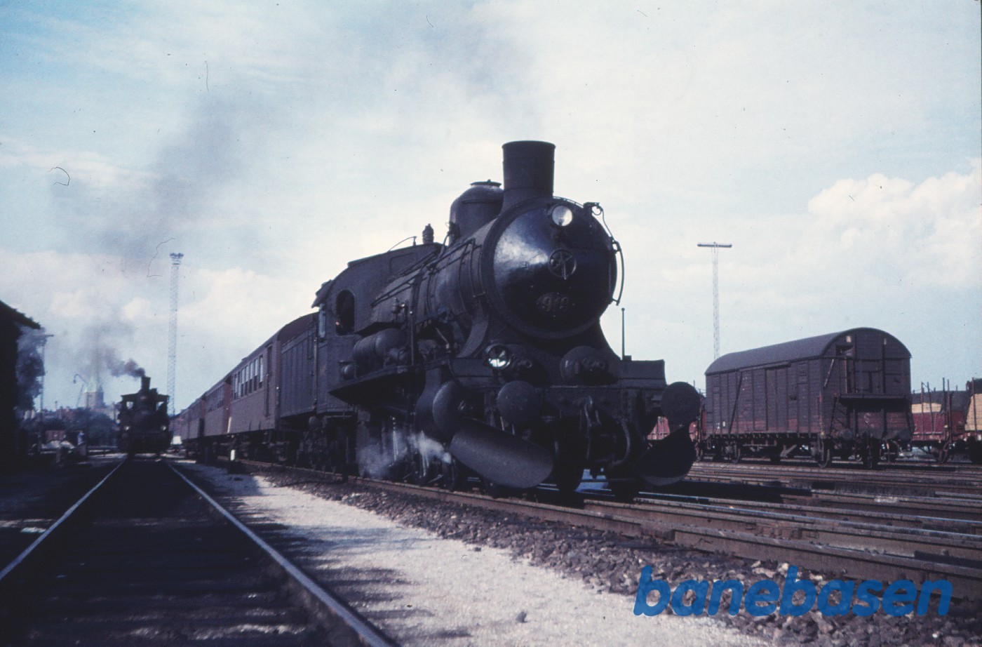 P 919 med tog 464 P 919 med tog 464