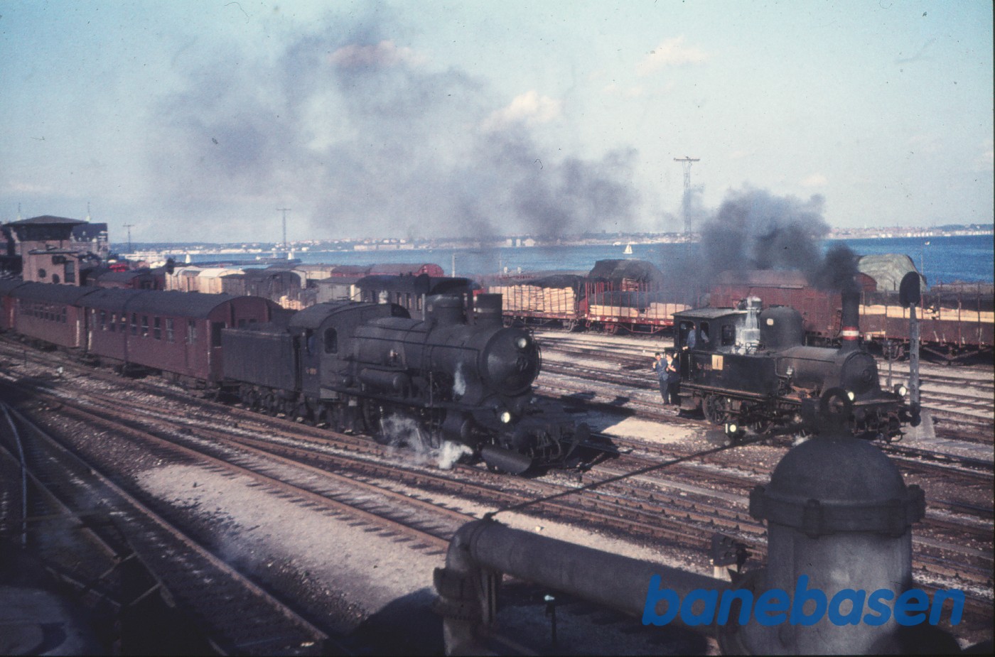 P-maskine med persontog under udkørsel, i baggrunden F 489 P-maskine med persontog under udkørsel, i baggrunden F 489