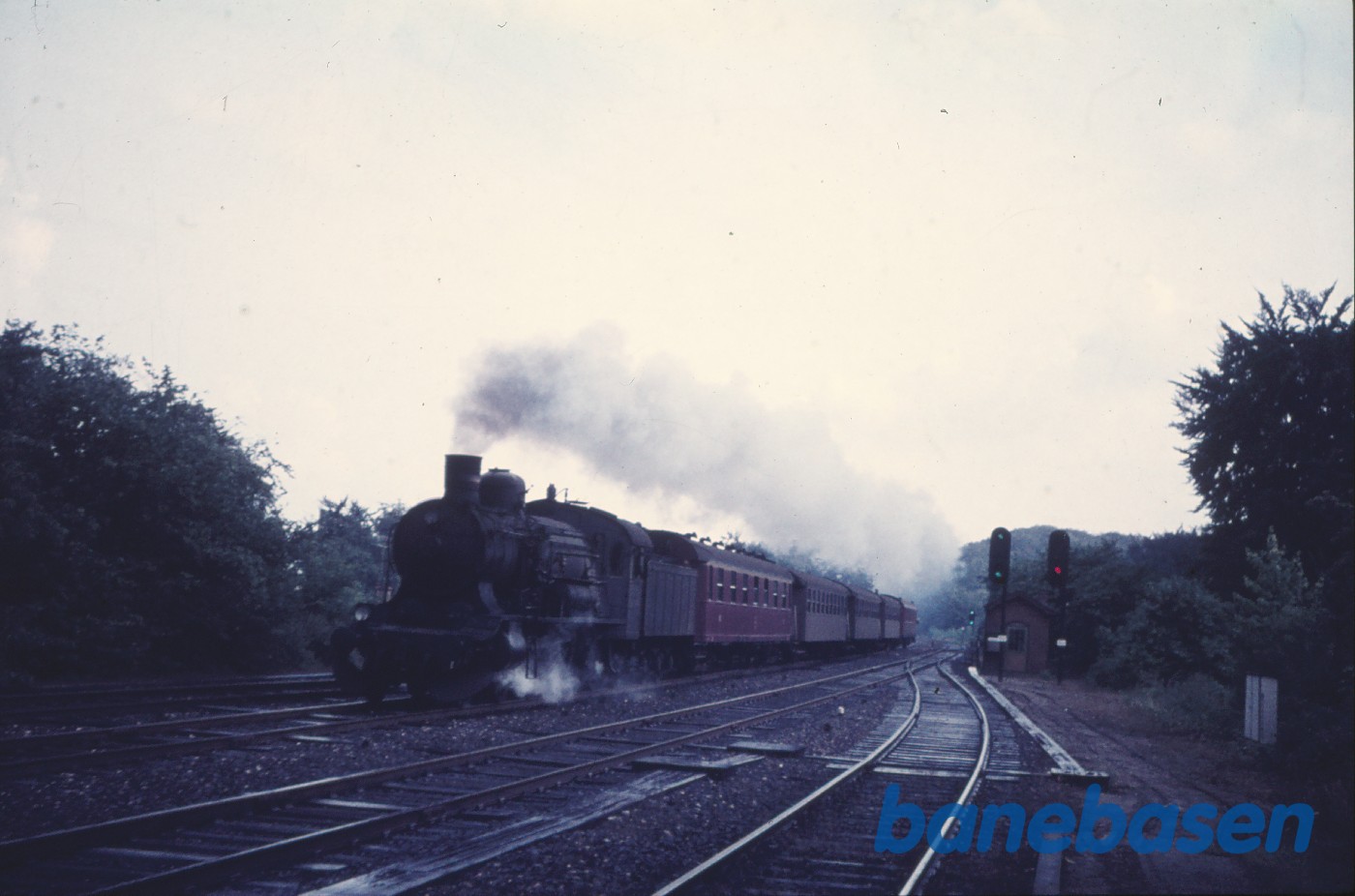 P-maskine med persontog under indkørsel P-maskine med persontog under indkørsel