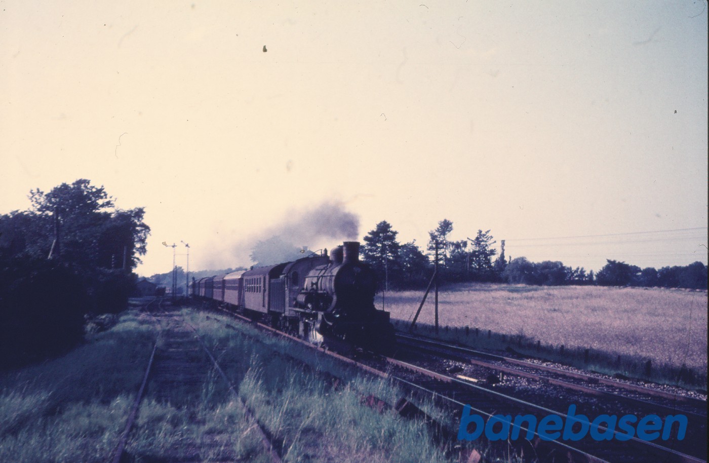 P-maskine med persontog på vej ud af Rungsted, remisen til højre gagved toget P-maskine med persontog på vej ud af Rungsted, remisen til højre gagved toget