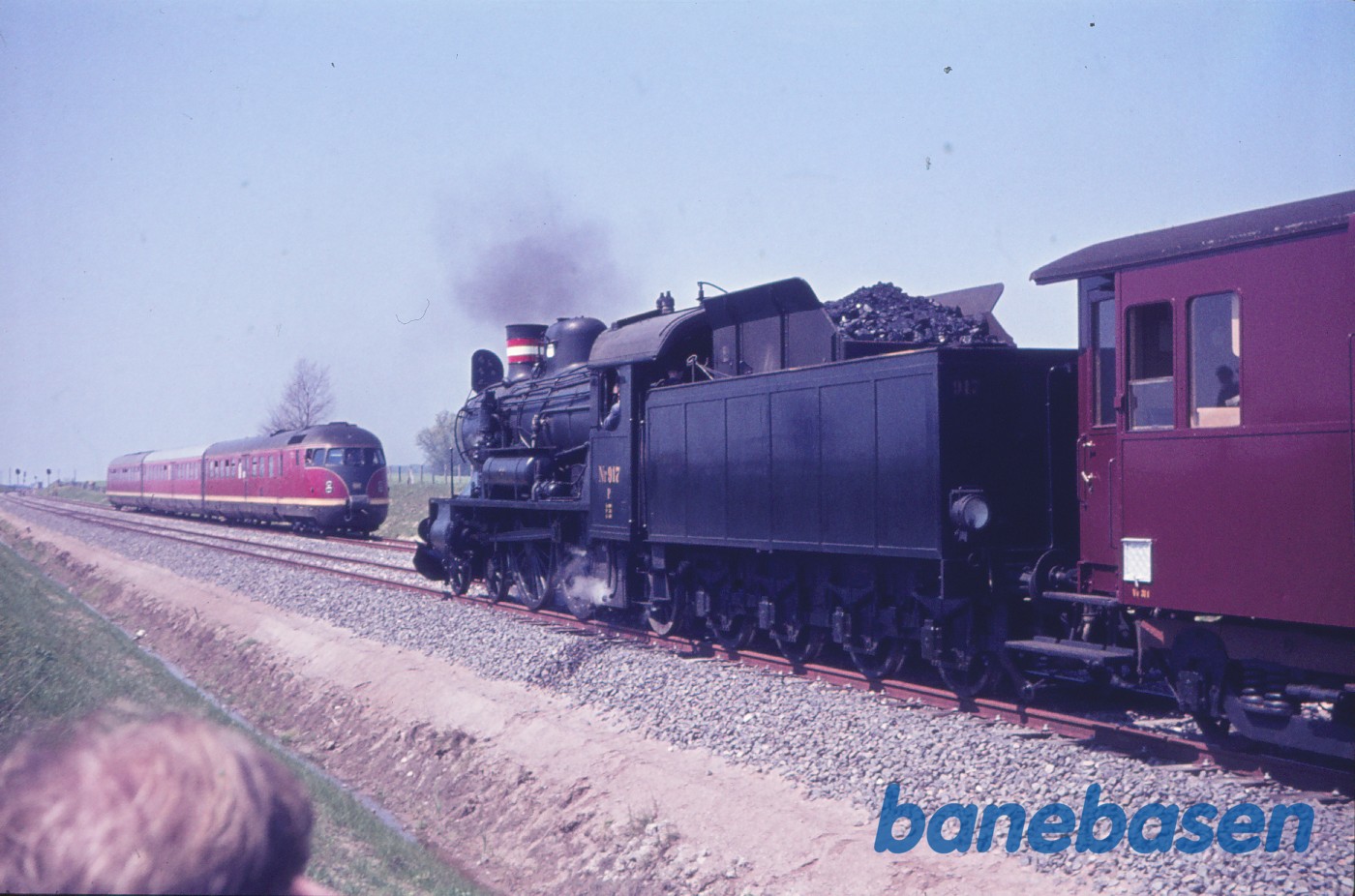 P 917 med DJK-udflugtstog krydses af DB VT 12 "København-Express" P 917 med DJK-udflugtstog krydses af DB VT 12 "København-Express"