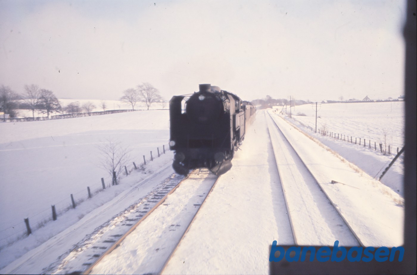 S-maskine med persontog mellem Hillerød og Allerød, set fra fyrbøderens plads på S-maskine S-maskine med persontog mellem Hillerød og Allerød, set fra fyrbøderens plads på S-maskine