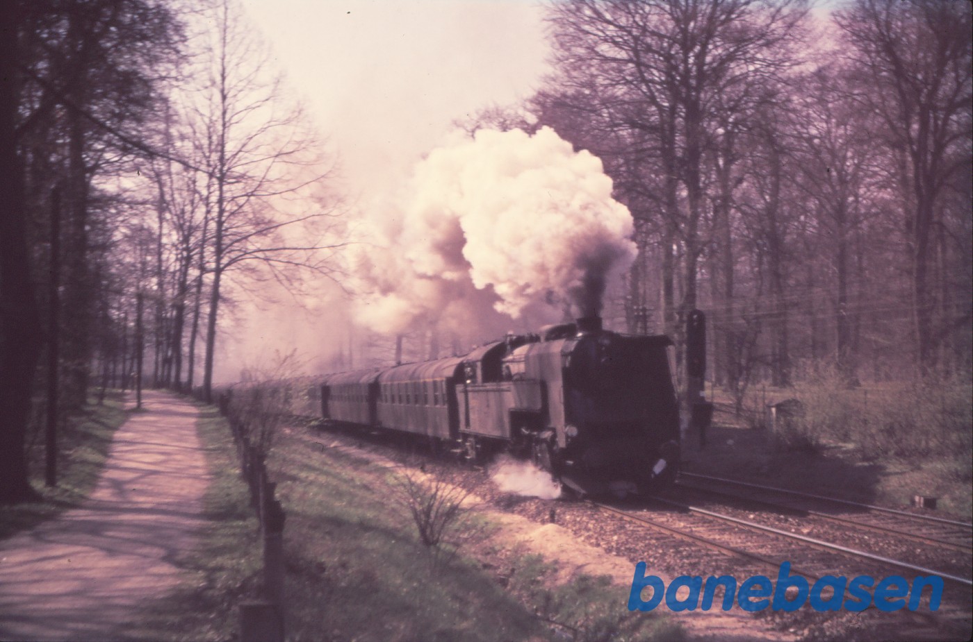 S-maskine med persontog mod Helsingør ved Klampenborg S-maskine med persontog mod Helsingør ved Klampenborg