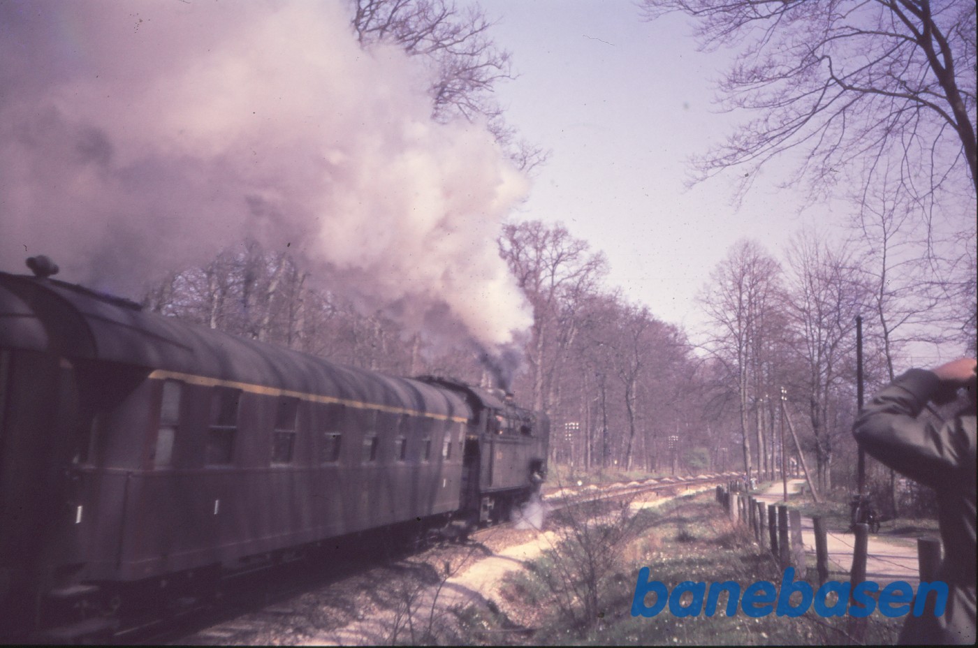 S-maskine med persontog mod Helsingør ved Klampenborg S-maskine med persontog mod Helsingør ved Klampenborg