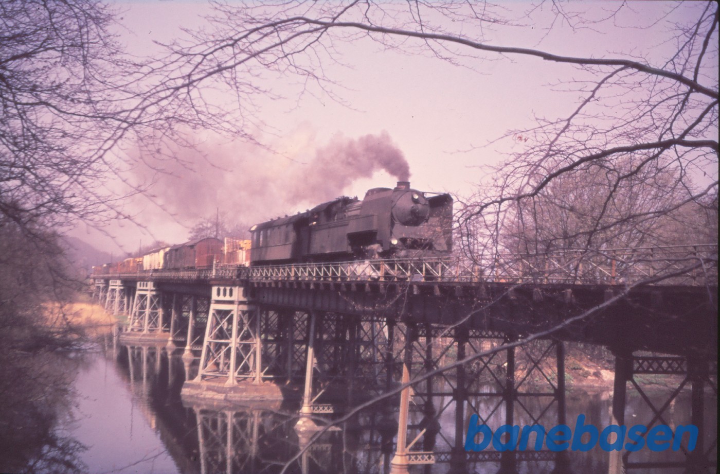 S-maskine med godstog på vej over Strandmøllebroen S-maskine med godstog på vej over Strandmøllebroen