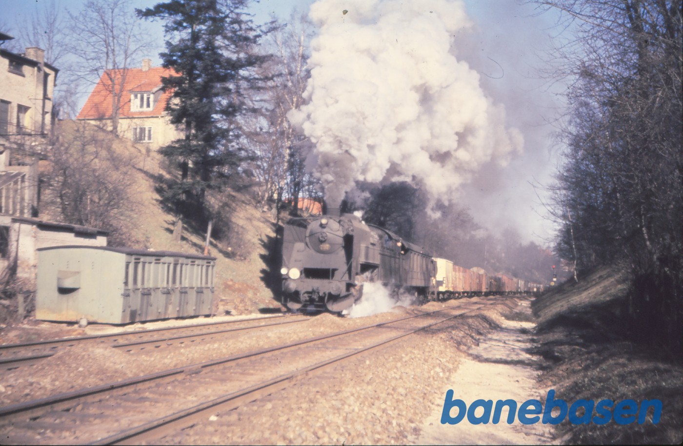 S 737 med godstog under udkørsel S 737 med godstog under udkørsel