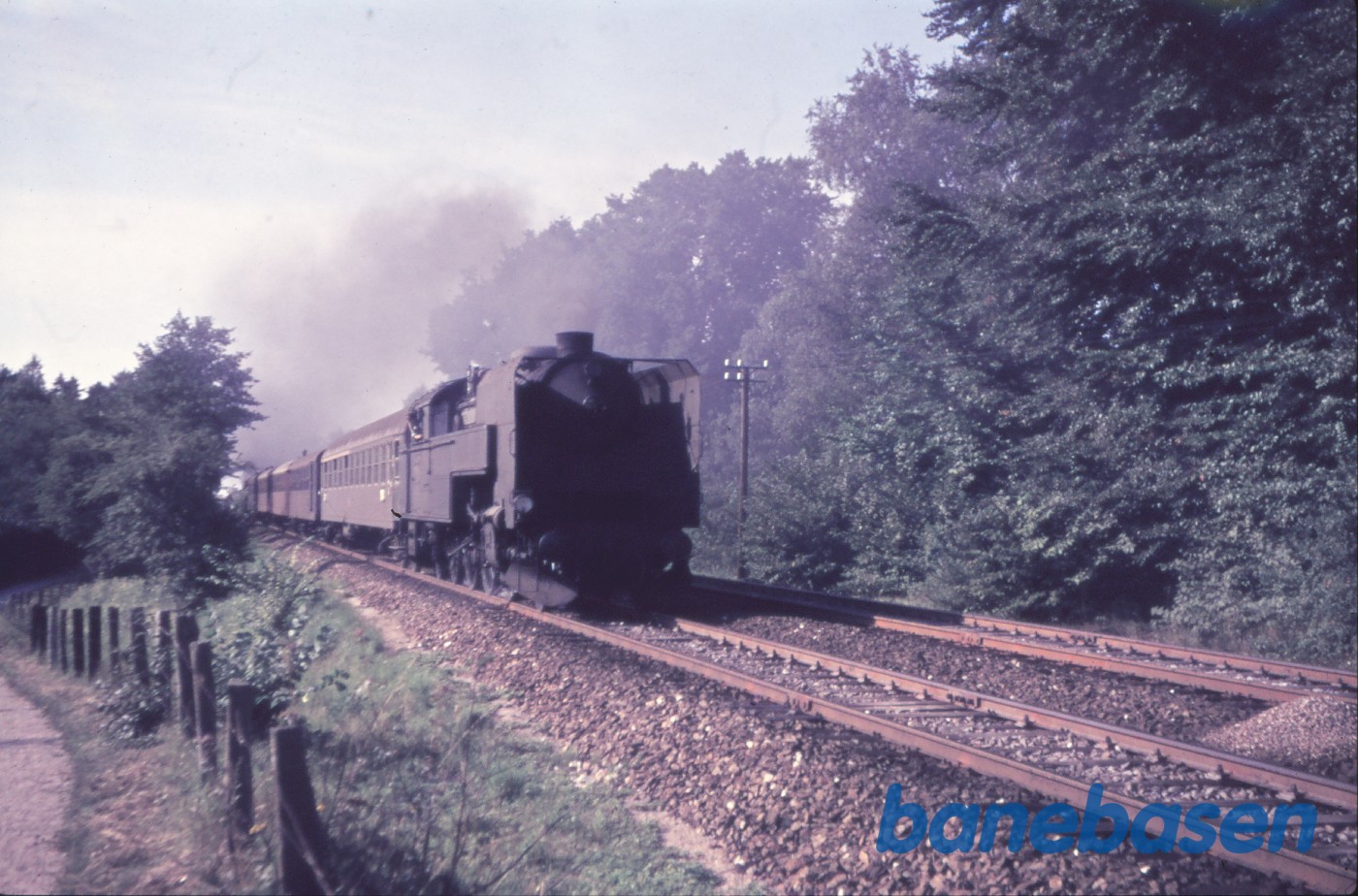 S-maskine med persontog fra Helsingør ligefør Rungsted Kyst, banestien ses til venstre S-maskine med persontog fra Helsingør ligefør Rungsted Kyst, banestien ses til venstre