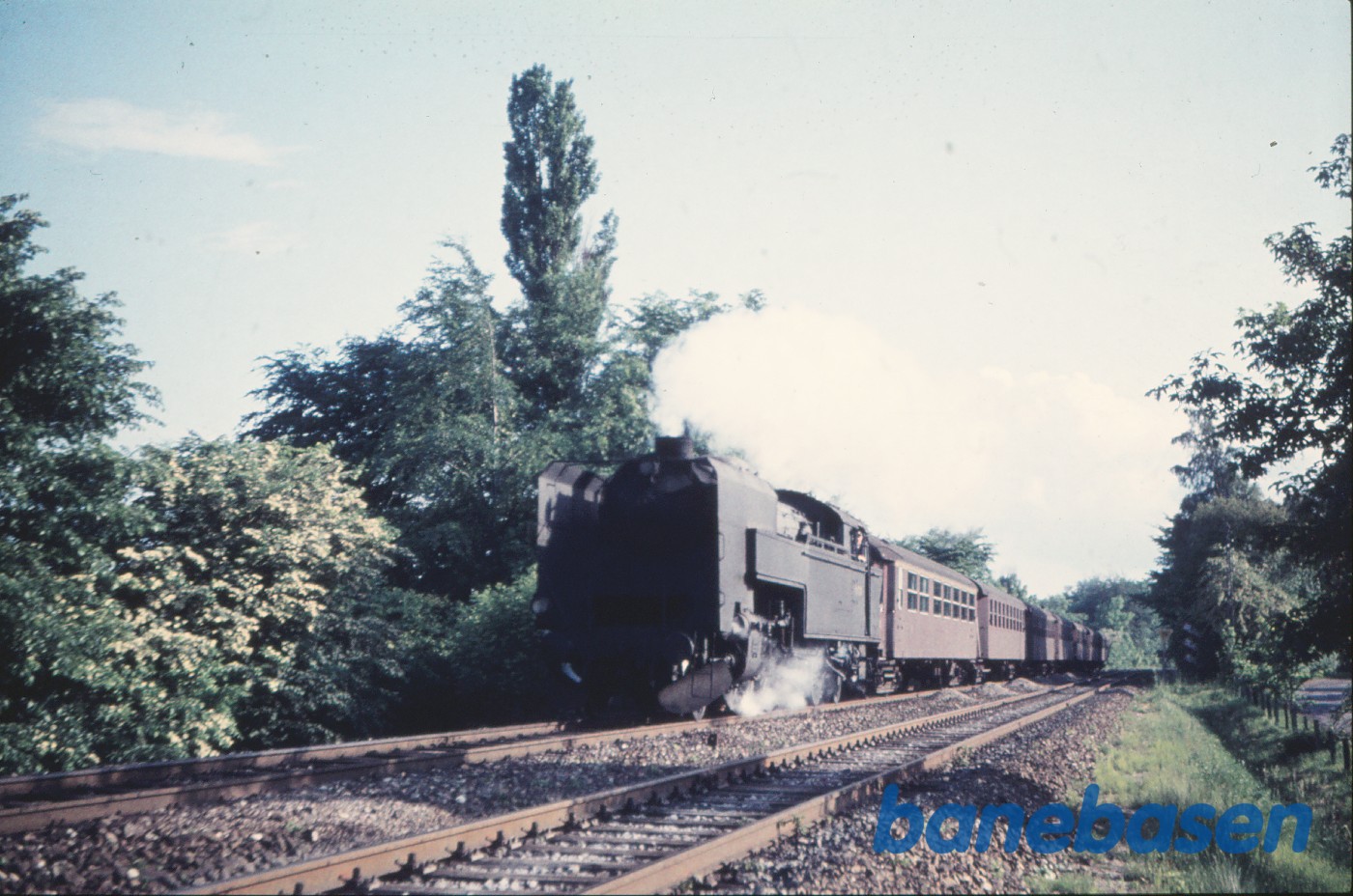 S-maskine med persontog på vej til Helsingør, Nørrevej ses til højre S-maskine med persontog på vej til Helsingør, Nørrevej ses til højre