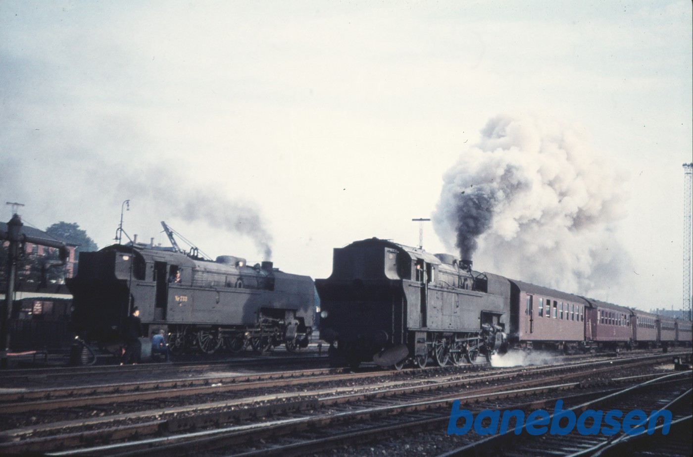 S-maskine med persontog under udkørsel, ved remisen S 733 S-maskine med persontog under udkørsel, ved remisen S 733