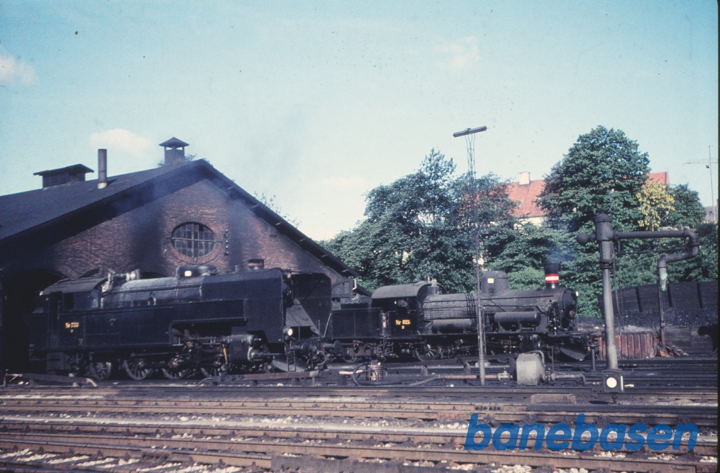 S 733 og D 825 ved remisen S 733 og D 825 ved remisen