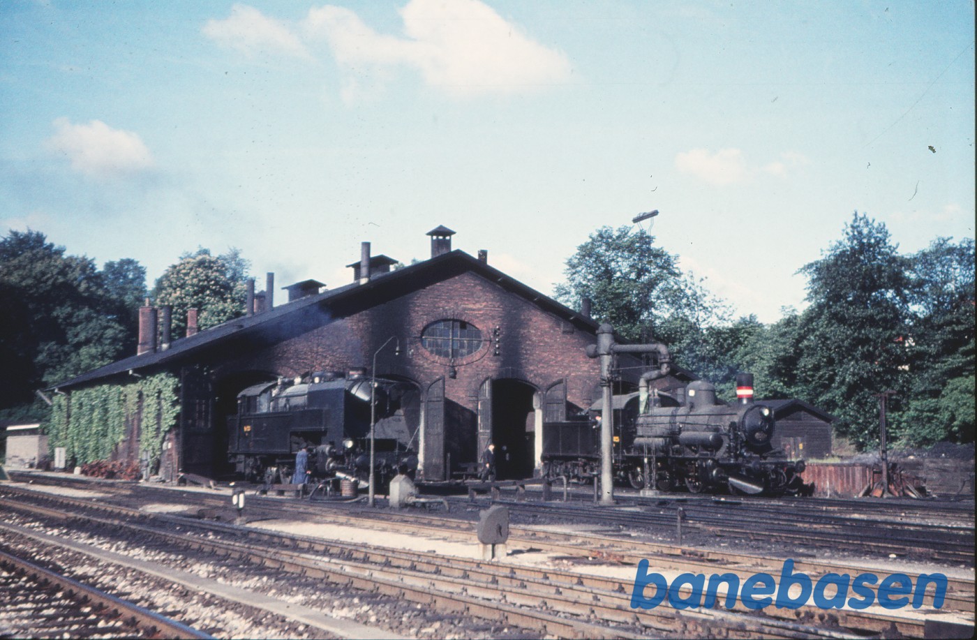 S 733 og D 825 ved remisen S 733 og D 825 ved remisen