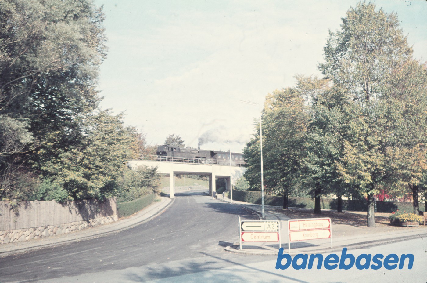 S-maskine med persontog under indkørsel passerer bro over Stubbedamsvej S-maskine med persontog under indkørsel passerer bro over Stubbedamsvej
