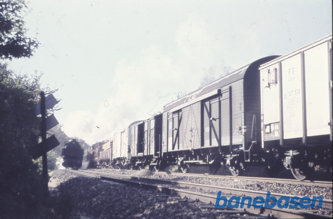 Godstog passeres af S-maskine med tog 427 ved Snekkersten Godstog passeres af S-maskine med tog 427 ved Snekkersten