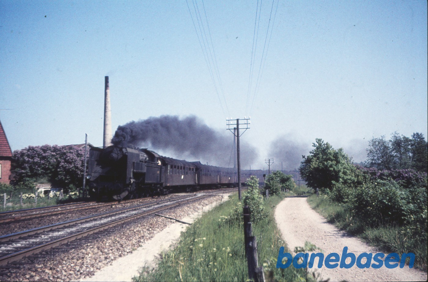 S-maskine med persontog passerer Allerød Teglværk S-maskine med persontog passerer Allerød Teglværk