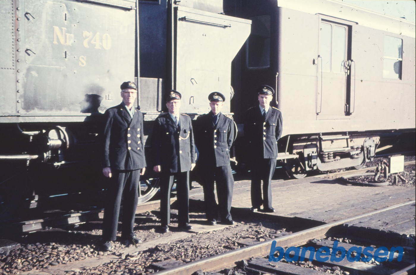 Lokomotivfører Olssen + togpersonale foran S 740 Lokomotivfører Olssen + togpersonale foran S 740