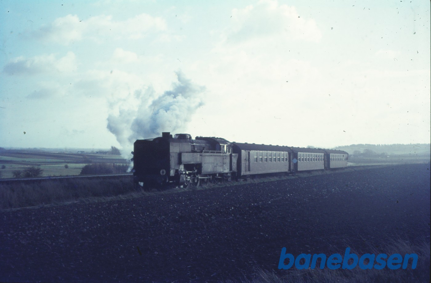 S 740 med HgJK-udflugtstog mellem Kvistgård og Fredensborg S 740 med HgJK-udflugtstog mellem Kvistgård og Fredensborg