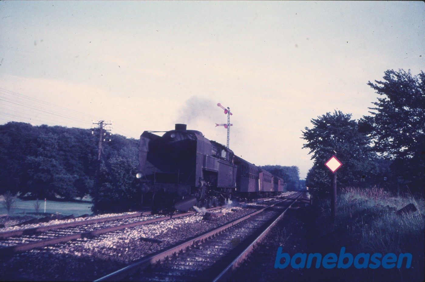 S-maskine med persontog under indkørsel S-maskine med persontog under indkørsel