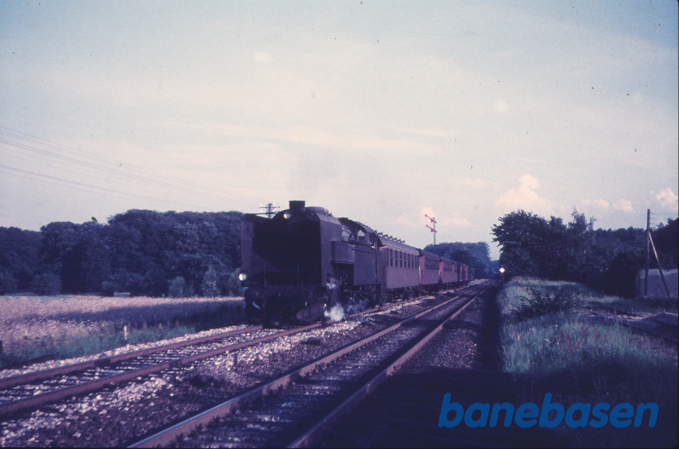 S-maskine med persontog under indkørsel S-maskine med persontog under indkørsel