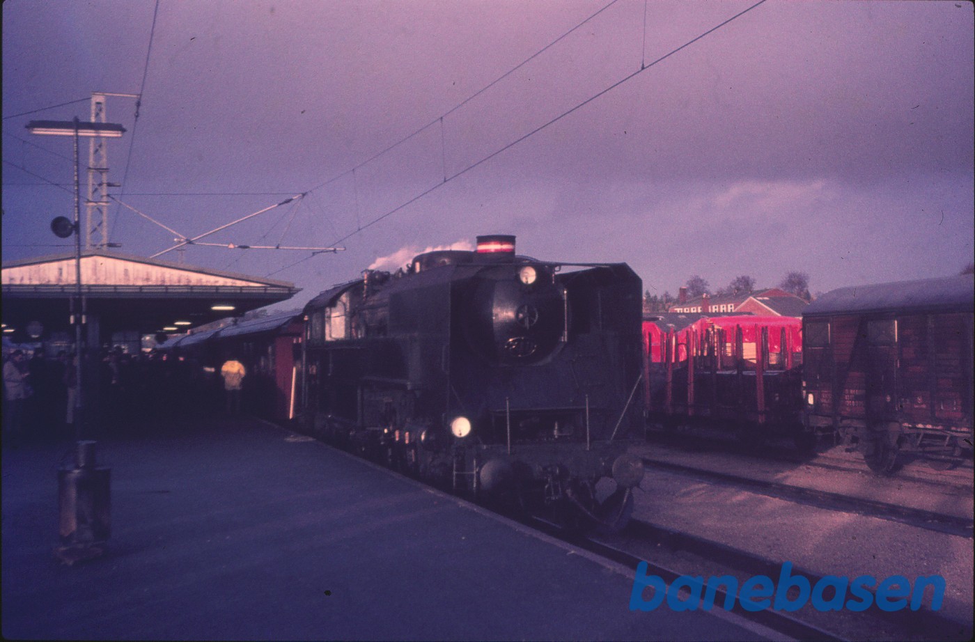 S 740 med udflugtstog S 740 med udflugtstog