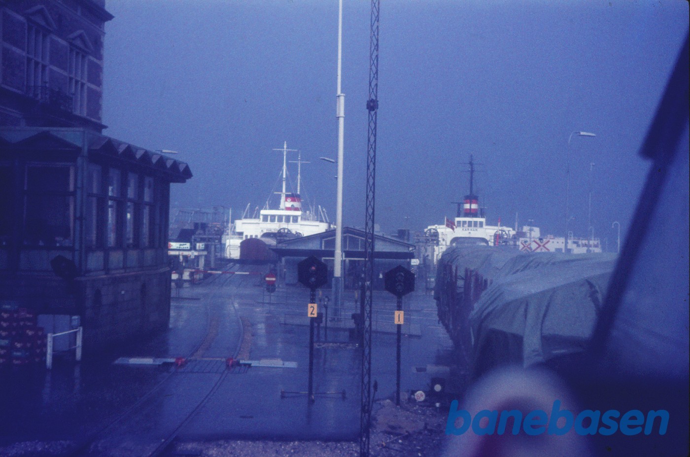 Ramgering med MH ved færgelejet i kraftigt regnvejr Ramgering med MH ved færgelejet i kraftigt regnvejr