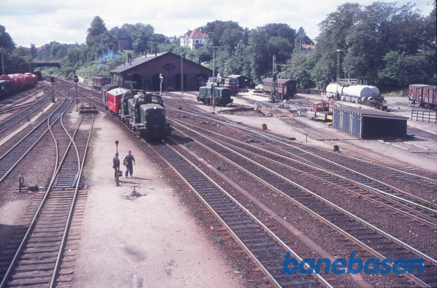 Vue mod remise fra kommandopost, MH 410 med materieltog (bl.a. OHJ C 216) under indkørsel Vue mod remise fra kommandopost, MH 410 med materieltog (bl.a. OHJ C 216) under indkørsel