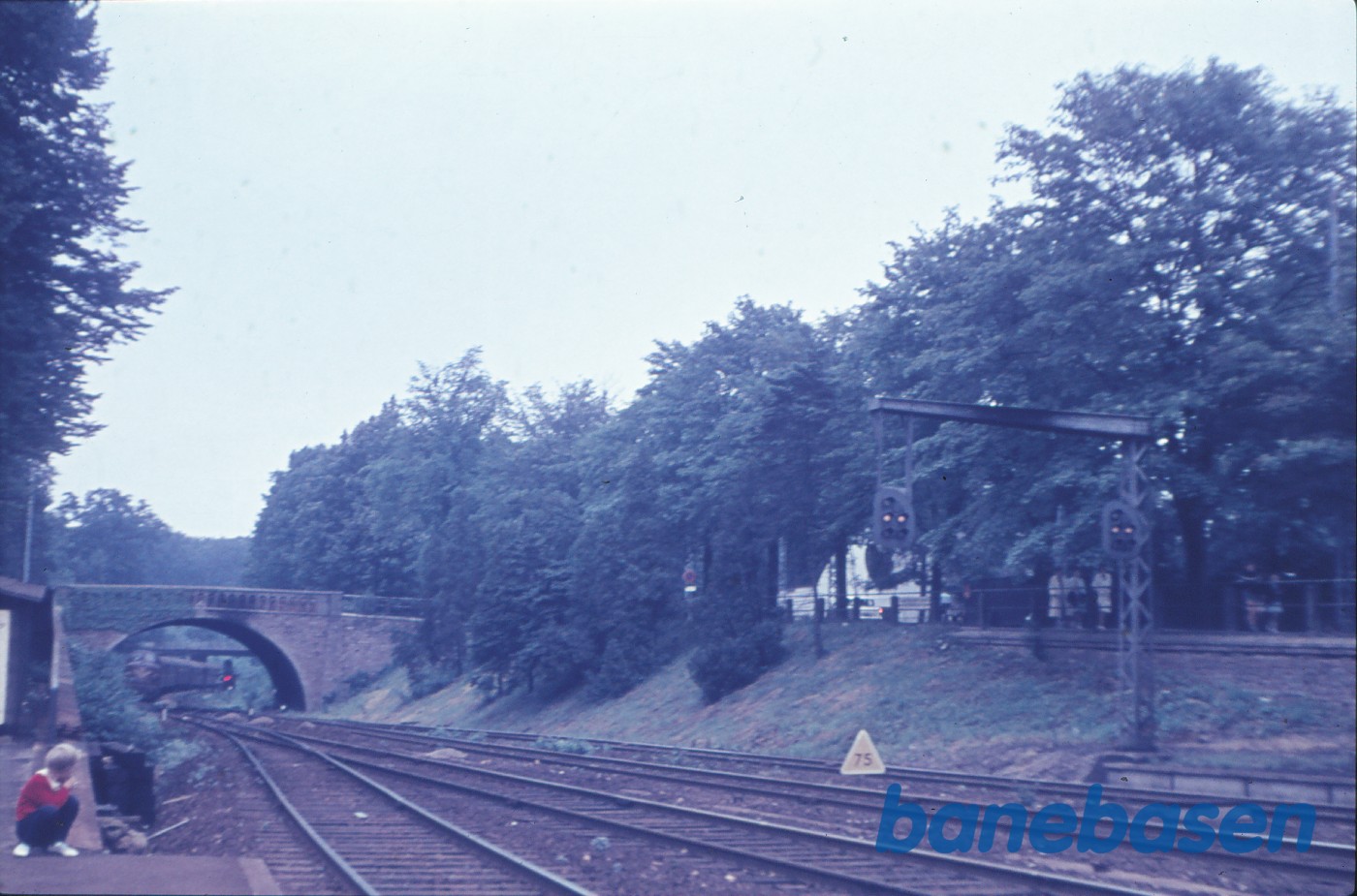 Klampenborg station, persontog under indkørsel fra Helsingør Klampenborg station, persontog under indkørsel fra Helsingør