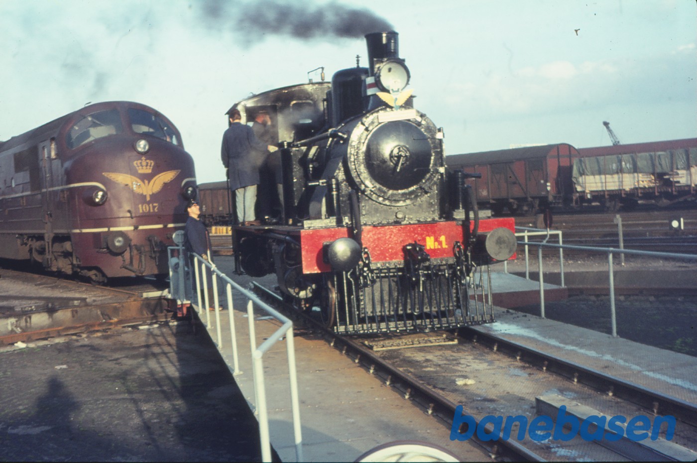 Damplokomotiv SVJ nr. 1 på drejeskiven, i baggr. MX 1017 Damplokomotiv SVJ nr. 1 på drejeskiven, i baggr. MX 1017