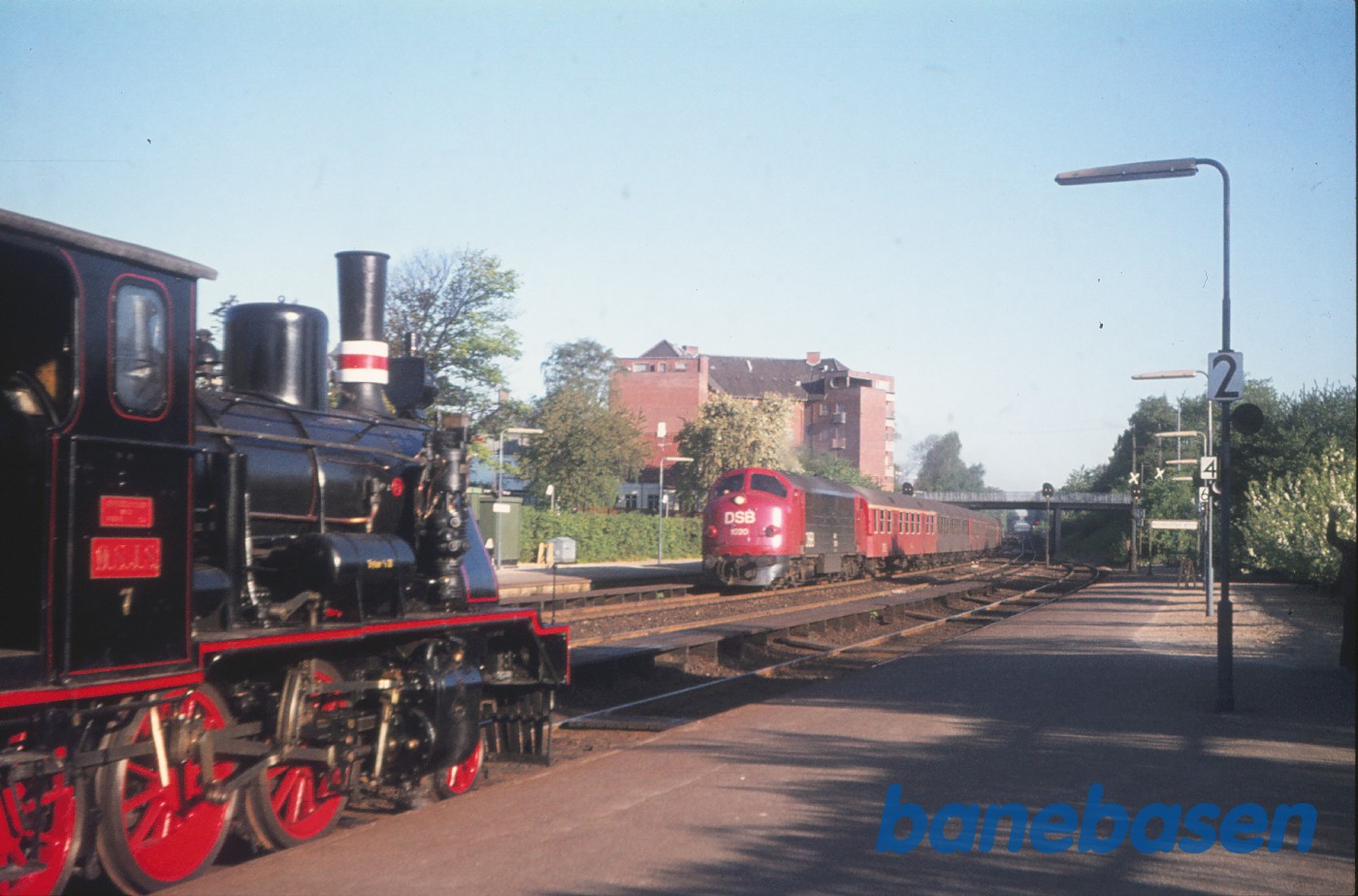 MX 1020 med persontog under indkørsel, ØSJS nr. 7 afventer i andet spor MX 1020 med persontog under indkørsel, ØSJS nr. 7 afventer i andet spor