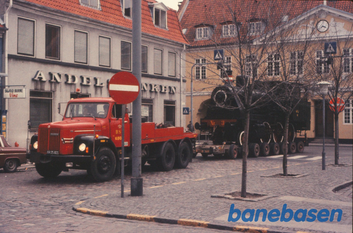 Damplokomotiv NFJ nr. 3 på vognbjørn (udstilling på Køge Torv) Damplokomotiv NFJ nr. 3 på vognbjørn (udstilling på Køge Torv)