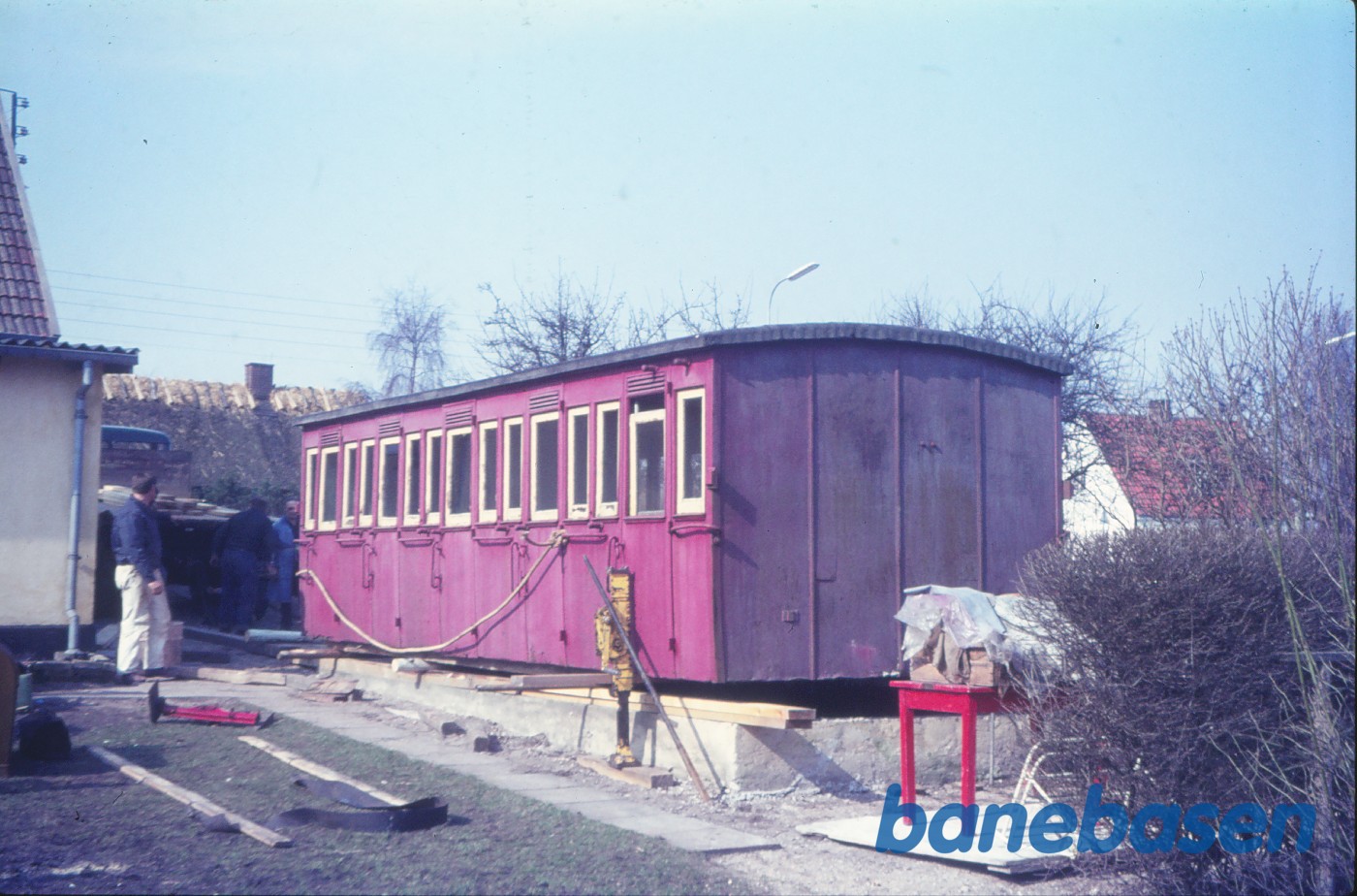 DSB-vognkasse hentes i Allerød til Fredensborg (ophugget 1972) DSB-vognkasse hentes i Allerød til Fredensborg (ophugget 1972)