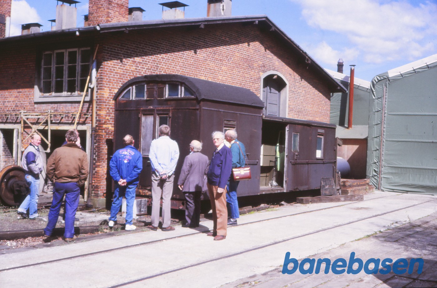 Johnny Kühl, P.C.Johansen m.fl. foran vognkasse fra Redningsvogn 3 Johnny Kühl, P.C.Johansen m.fl. foran vognkasse fra Redningsvogn 3