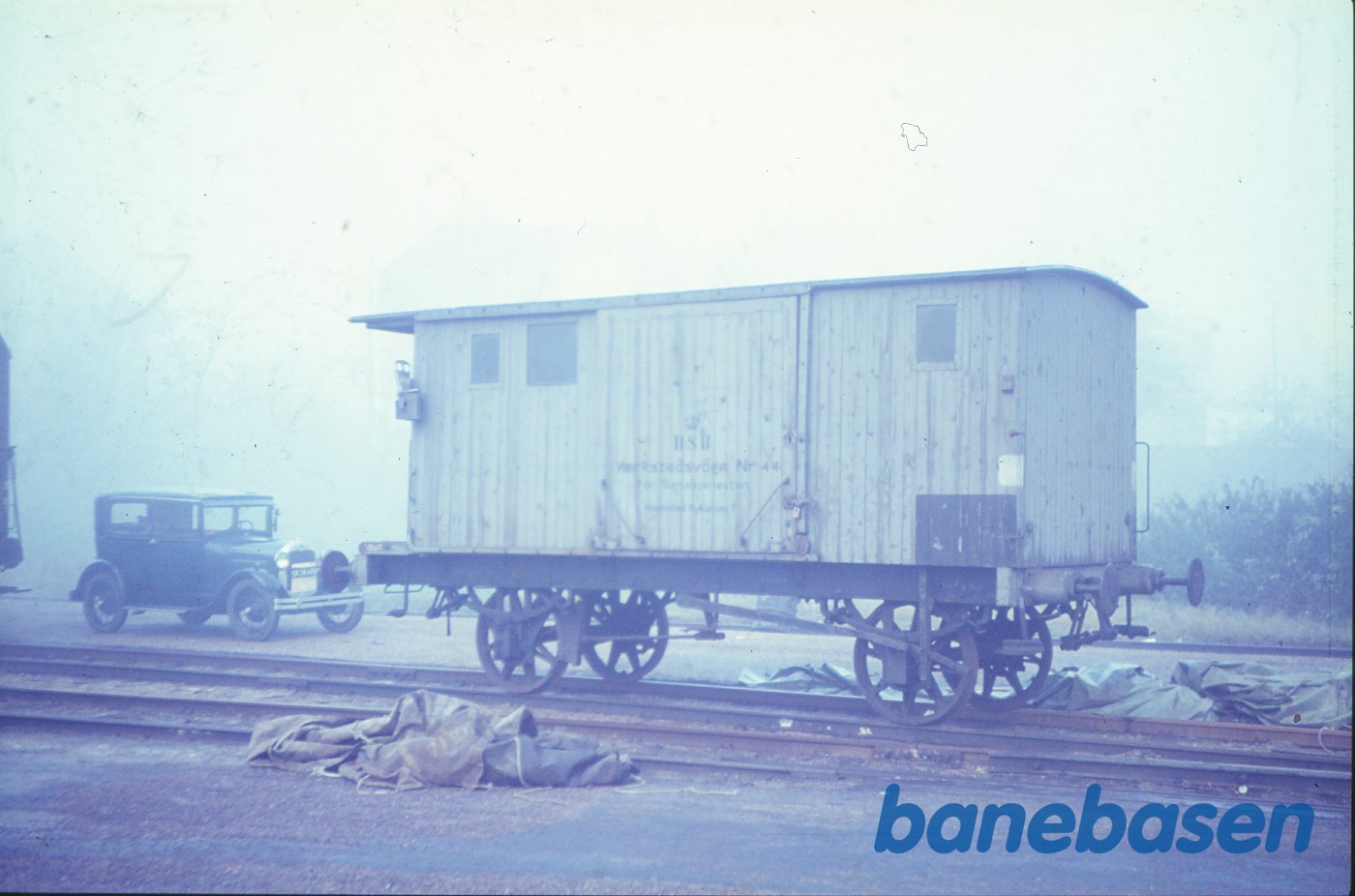 Tjenestevogn nær remisen Tjenestevogn nær remisen