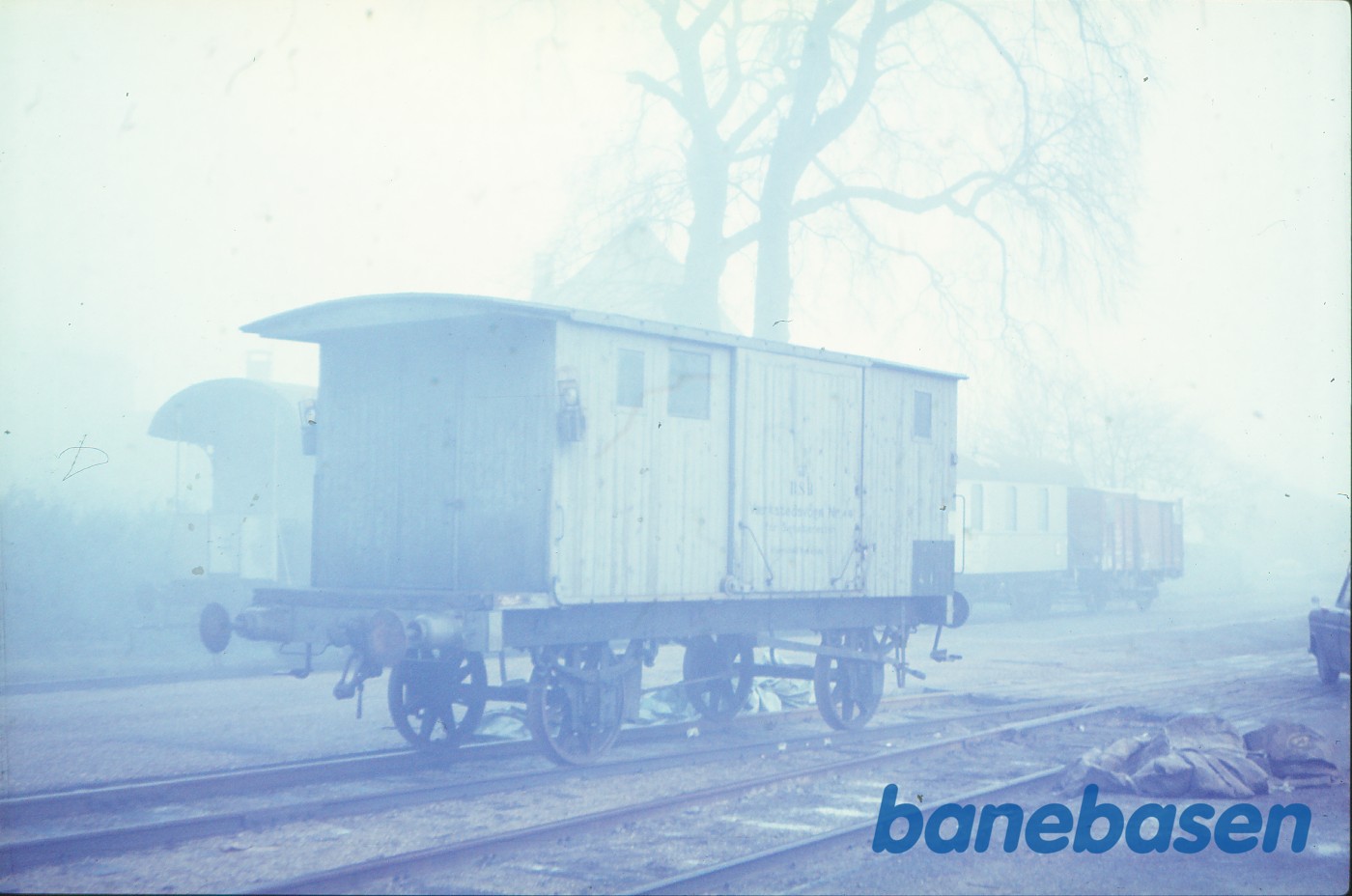 Tjenestevogn på læssevejen ved remisen Tjenestevogn på læssevejen ved remisen