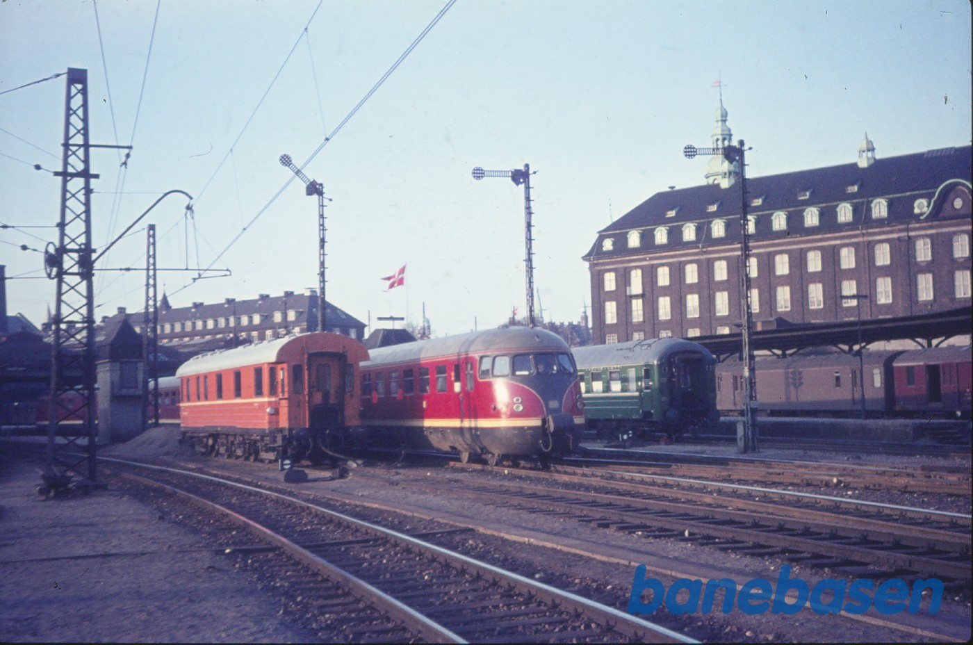 Svensk målevogn So4 nr. 4610, DB motortog VT12 og russisk sovevogn Svensk målevogn So4 nr. 4610, DB motortog VT12 og russisk sovevogn