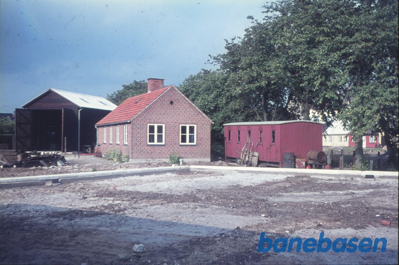 Fåborg station, ny remise, kolonnehus og vognkasse fra SFJ Ca 55 Fåborg station, ny remise, kolonnehus og vognkasse fra SFJ Ca 55