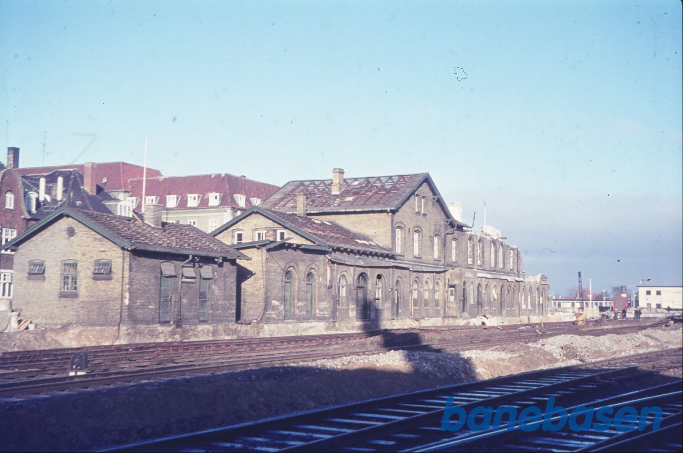 Nykøbing Falster, stationsbygning under nedrivning Nykøbing Falster, stationsbygning under nedrivning