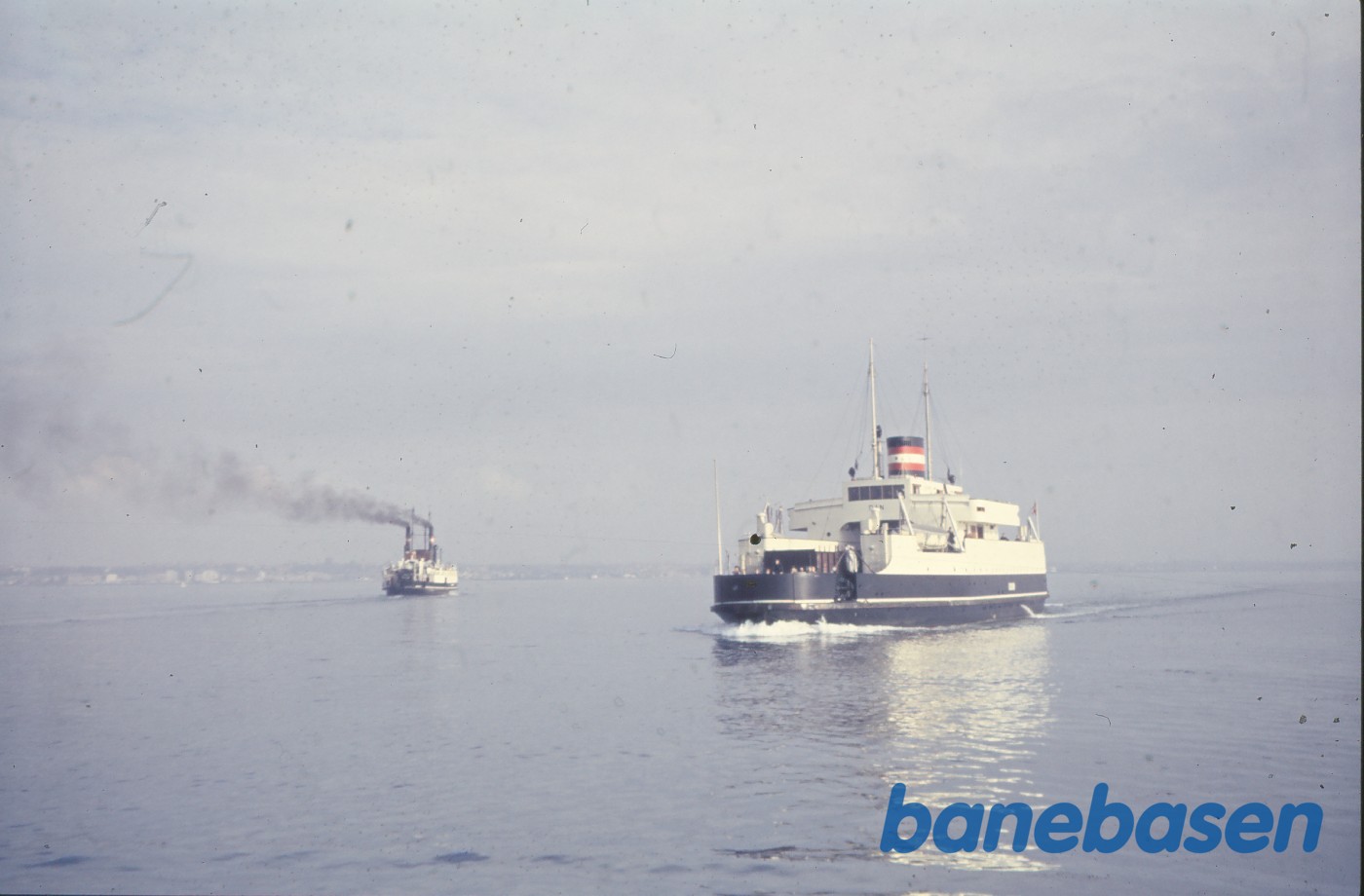 M/F Dan, i baggrunden D/F Glyngøre M/F Dan, i baggrunden D/F Glyngøre