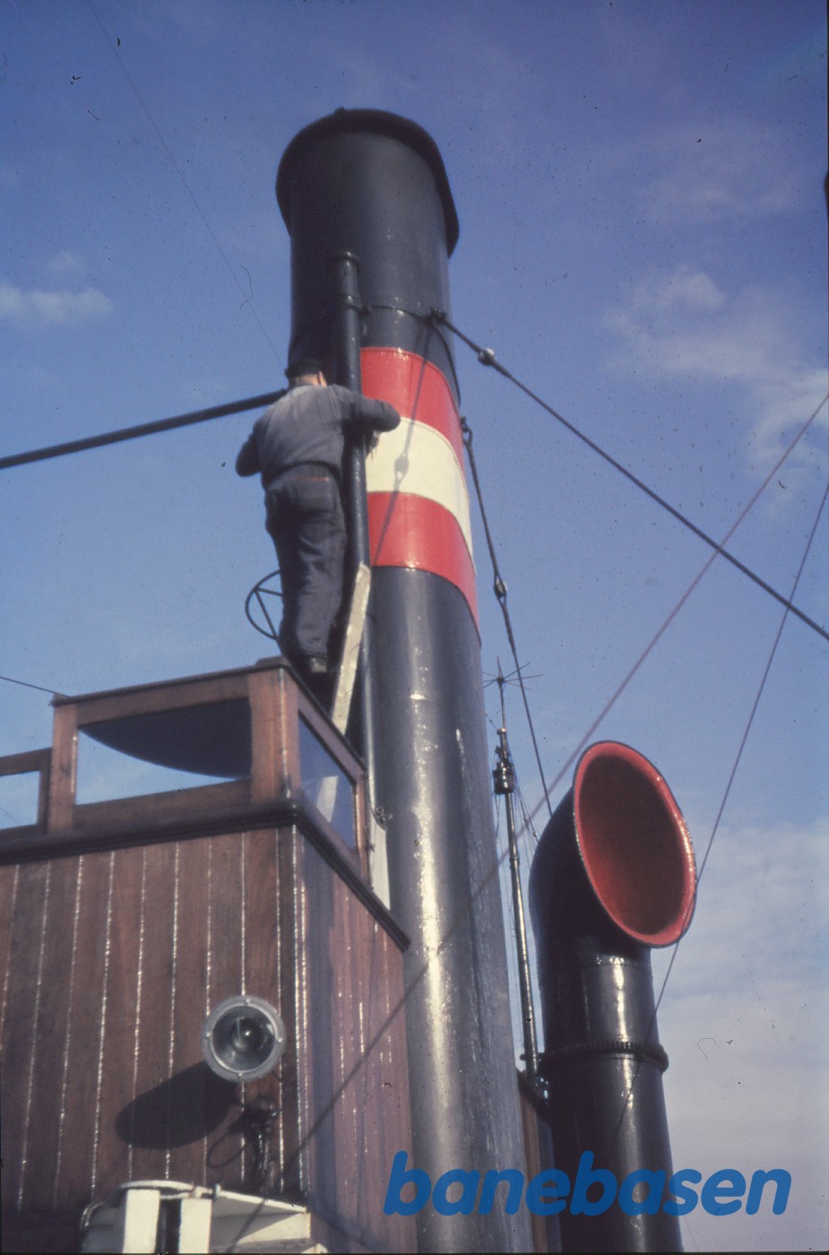 Maling af skorstensbånd på D/F Glyngøre Maling af skorstensbånd på D/F Glyngøre