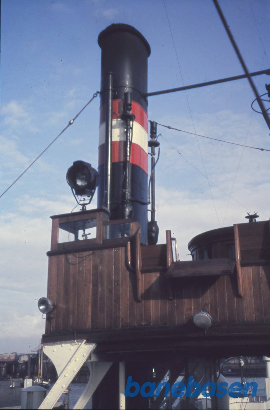 Skorsten og projektør på D/F Glyngøre Skorsten og projektør på D/F Glyngøre