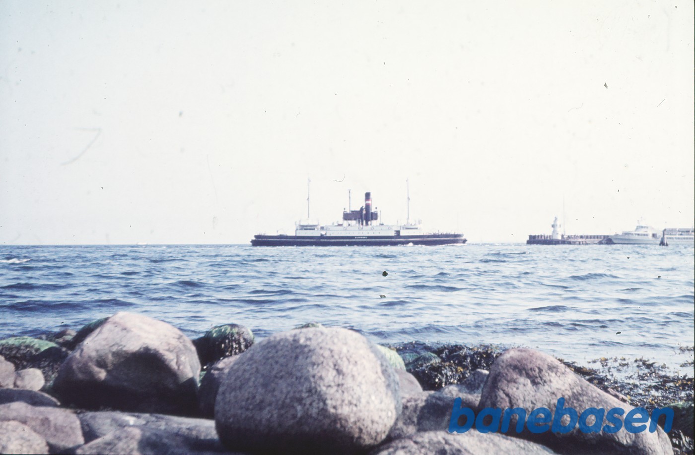 Jernbanefærgen mellem Helsingør og Helsingborg på vej ind i Helsingør Havn. Ved Søndre mole ligger en sundbus Jernbanefærgen mellem Helsingør og Helsingborg på vej ind i Helsingør Havn. Ved Søndre mole ligger en sundbus