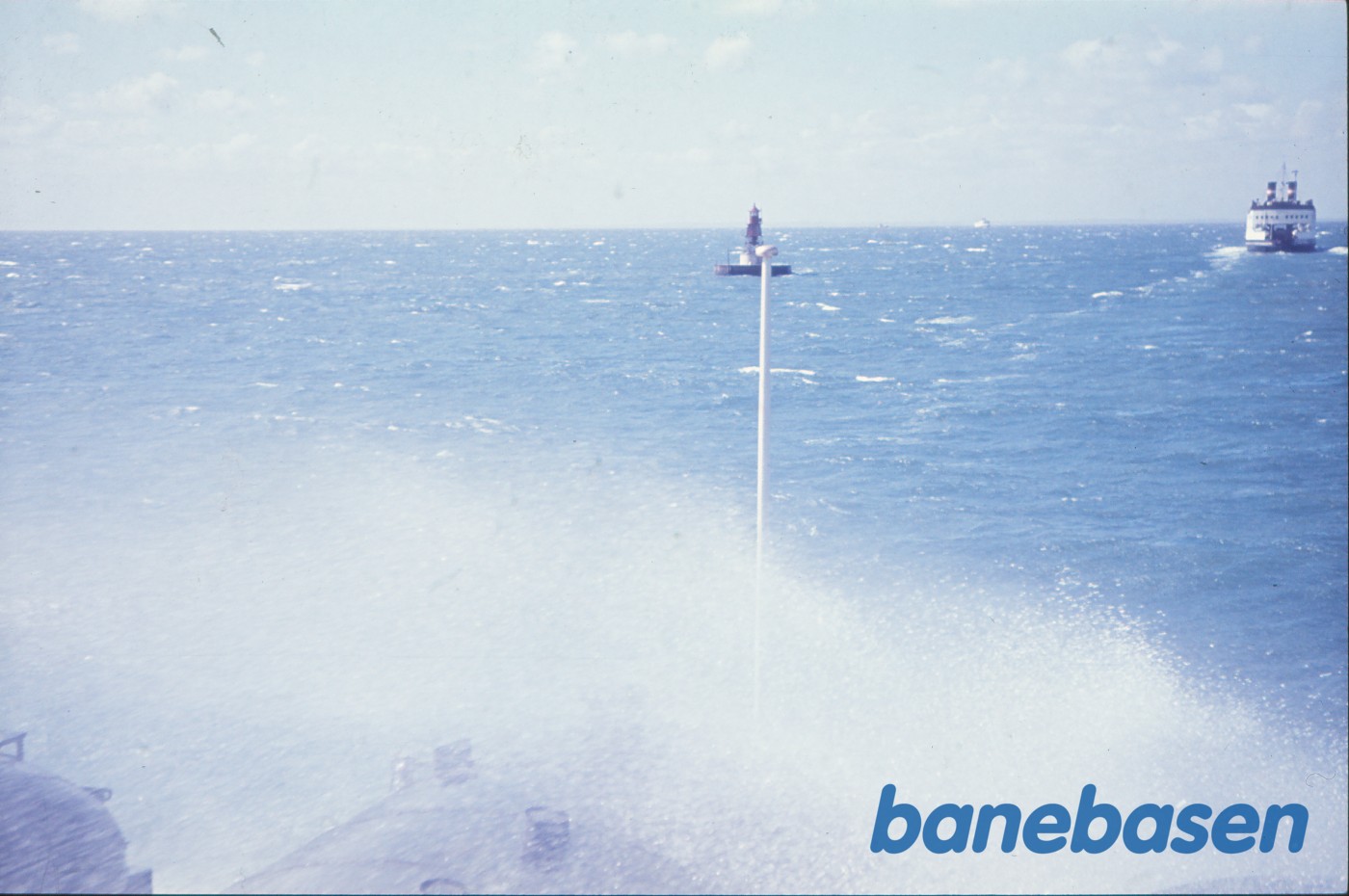 Vue fra Storebæltsfærge, forstavn med skumsprøjt, på vogndæk bl.a. CIWL-vogn Vue fra Storebæltsfærge, forstavn med skumsprøjt, på vogndæk bl.a. CIWL-vogn