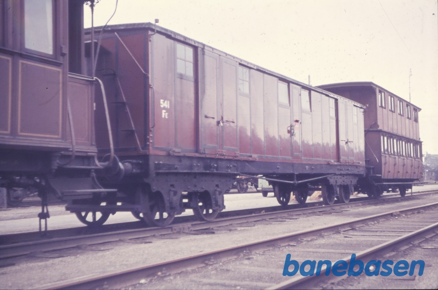 Rejsegodsvogn "FE 541" + dobbeltdækkervogn CO 10498 Rejsegodsvogn "FE 541" + dobbeltdækkervogn CO 10498