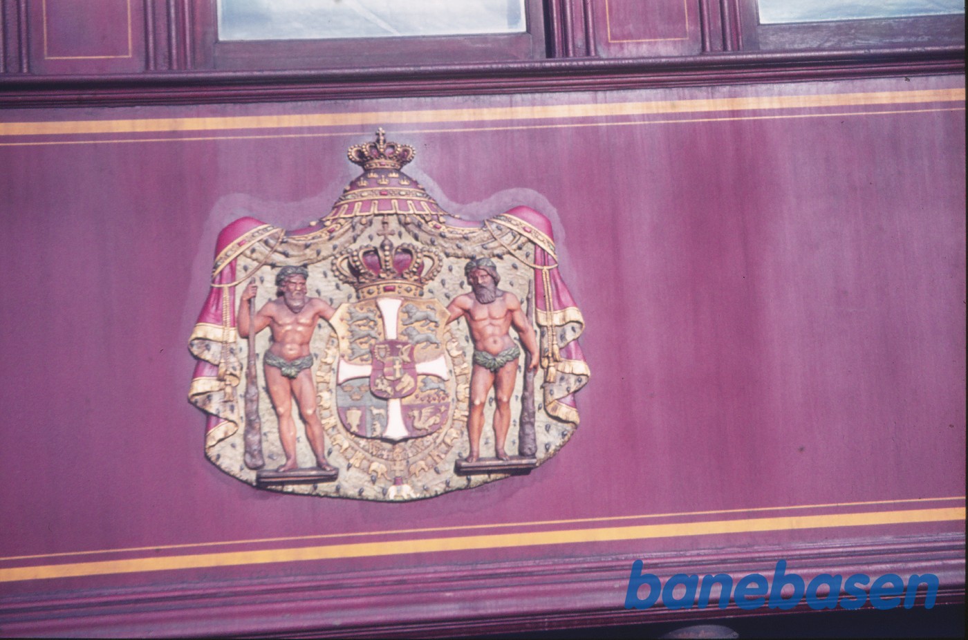 Våbenskjold på kongevogn S 1 Våbenskjold på kongevogn S 1