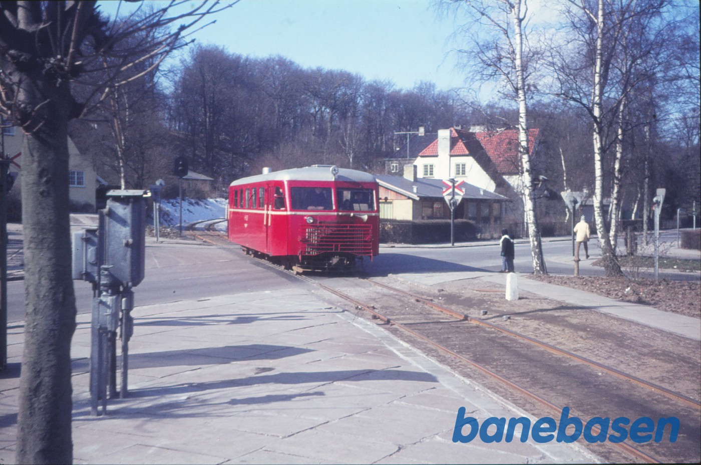 Skinnebus på vej over Nordre Strandvej Skinnebus på vej over Nordre Strandvej