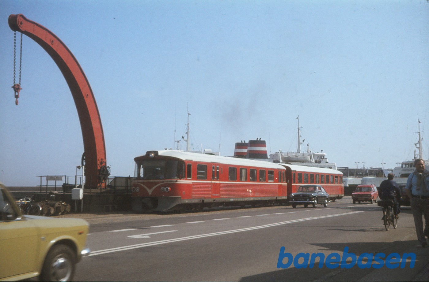 Y-tog på havnen (dobbeltrettet motorvogn + enkeltrettet styrevogn) Y-tog på havnen (dobbeltrettet motorvogn + enkeltrettet styrevogn)