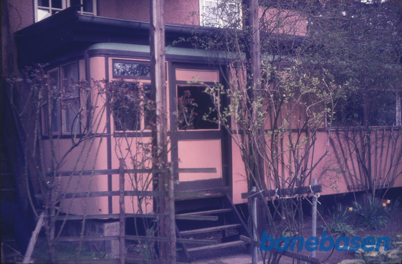 Vognkasse fra dampvogn "Bananen" som havehus på Montebello Allé Vognkasse fra dampvogn "Bananen" som havehus på Montebello Allé