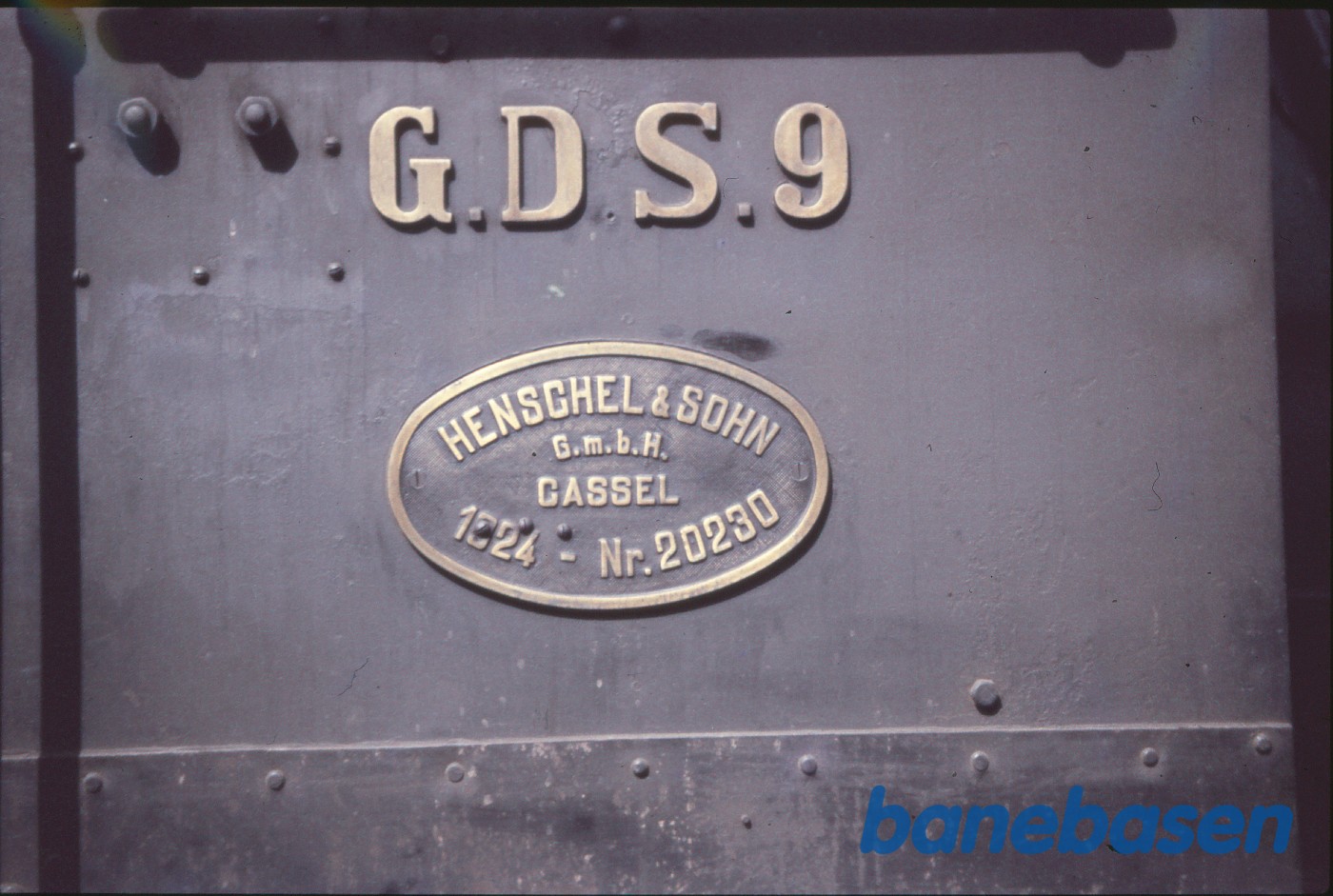 Damplokomotiv nr. 9, ejendomsmærke og fabriksplade Damplokomotiv nr. 9, ejendomsmærke og fabriksplade