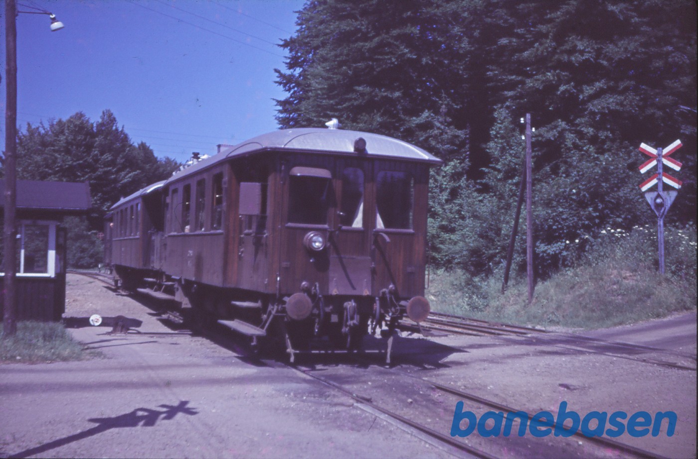 Triangel-motortog fra Tisvildeleje under indkørsel på Kagerup station spor 1 Triangel-motortog fra Tisvildeleje under indkørsel på Kagerup station spor 1