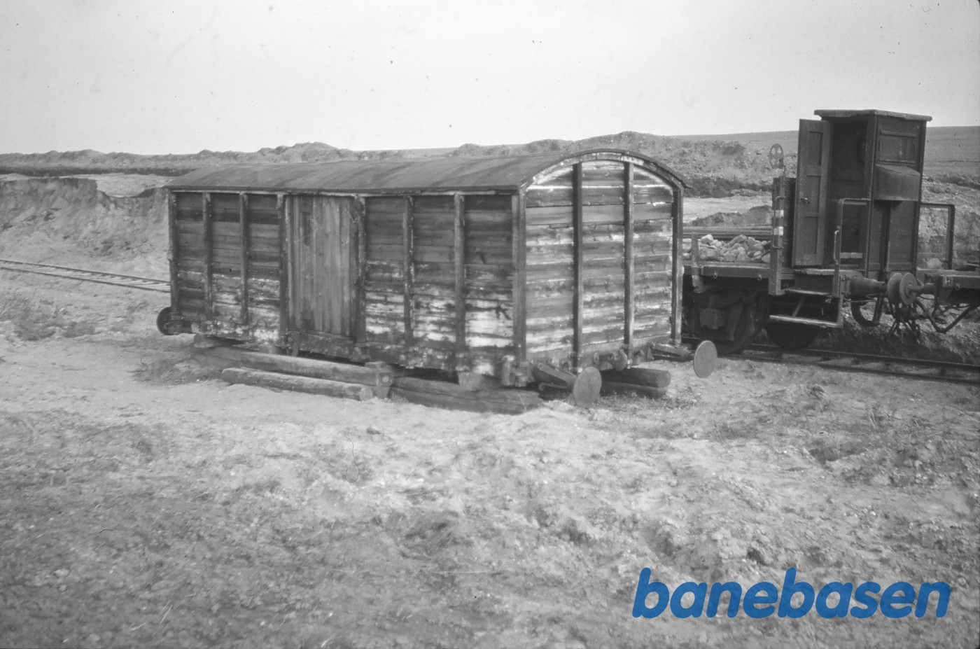 Vognkasse fra lukket godsvogn C 1 eller C 2 i grusgrav Vognkasse fra lukket godsvogn C 1 eller C 2 i grusgrav