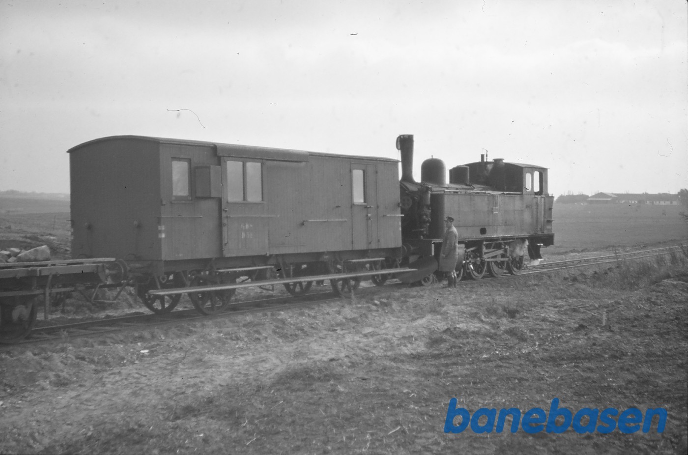 Damplokomotiv nr. 11 + D 54 på grusgravsporet ved Vejby Damplokomotiv nr. 11 + D 54 på grusgravsporet ved Vejby